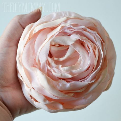 Video Tutorial: Make DIY Fabric Cabbage Roses or Peony Flowers | The DIY Mommy Roses Tutorial, Fabric Bouquet, Diy Mommy, Fabric Rosette, Making Fabric Flowers, Diy Flores, Fleurs Diy, Fabric Flower Tutorial, Rose Tutorial