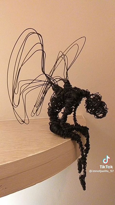 Sculpture Cardboard, Museum Sculpture, Painting Surreal, Funny Airport Signs, Art Hippie, Wire Art Sculpture, Arte Peculiar, Painting Creative, Cardboard Sculpture