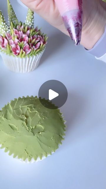 Easy Floral Cupcakes, Edible Paint For Cakes, Cupcake Techniques, Easy Flower Cupcakes, Wildflower Cupcakes, Flower Frosting, Textured Buttercream Cake, Buttercream Tutorials, Cupcake Decorating Techniques