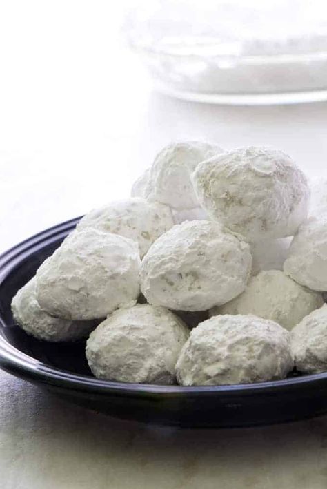 Italian Wedding Cookies Bake Sale Desserts, Chocolate Snowballs, Snowballs Recipe, Pecan Snowballs, Pecan Snowball Cookies, Italian Wedding Cookies, Snowball Cookie Recipe, Mexican Wedding Cookies, Cake Mug