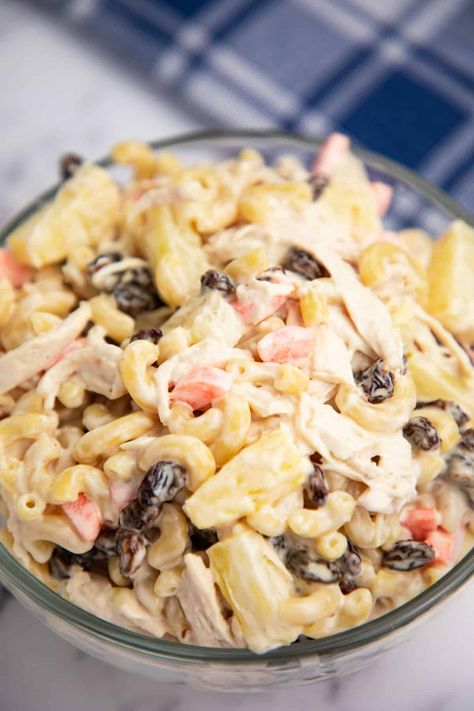 Filipino-Style Chicken Macaroni Salad via @seasiderecipes Macaroni Salad Filipino Style, Filipino Fried Chicken, Filipino Macaroni Salad, Chicken Recipes Filipino, Macaroni Chicken, Fried Chicken Crispy, Chicken Macaroni Salad, Pasta With Mayonnaise, Tuna Macaroni Salad