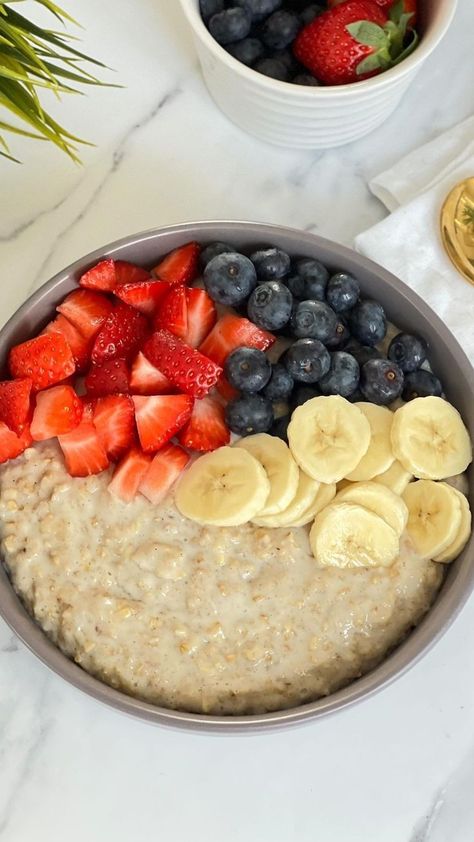 Healthy Breakfast Bowls Oats, Healthy Food Oats, Oats Fruit Bowl, Oats And Fruits Bowl, Oats With Fruits, Porridge Toppings Healthy, Fruit Bowls Breakfast, Breakfast Ideas Healthy Oats, Oatmeal Fruit Bowl