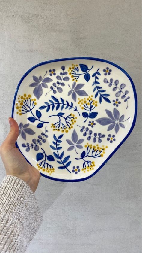 Bowl Art Painting Ceramic Pottery, Painting Ceramic Bowls Diy, Ceramic Bowl Designs Paint, Blue Pottery Painting Ideas, Pottery Platter Painting Ideas, Bowl Inspo Paint, Painted Ceramic Plates Ideas, Pottery Painting Tray, Simple Pottery Painting Ideas Plates