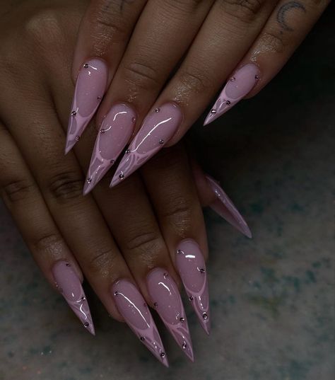 Pink Stilleto Nail Ideas, Nail Ideas Stiletto Long, Long Almond Nails Pink, Stiletto Glitter Nails, Stilleto Nail Idea, Winter Stiletto Nails Designs, Birthday Stiletto Nails, Pink Stiletto Nails Designs, Long Black Stiletto Nails