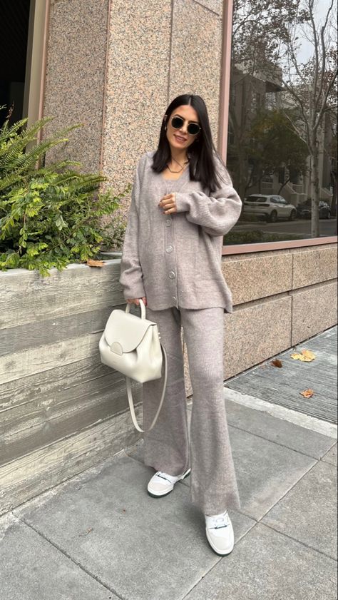 White Shirt And Jeans Outfit Pregnant, Chic Outfits Pregnant, Maternity Outfit Ideas Fall, Pregnant Fall Looks, Comfy Maternity Work Outfit, Work Friendly Maternity Outfits, Paris Maternity Outfits, 35 Weeks Pregnant Outfit, Comfy Outfits Pregnant