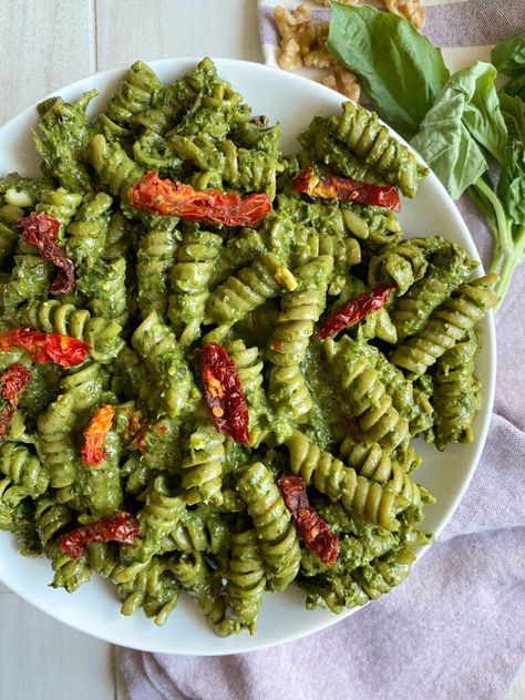 Spinach Avocado Pesto Sauce with Pasta - Healthy | Easy | Tasty - hellofrozenbananas.com Dairy Free Pesto, Spinach Avocado, Easy Pasta Sauce, Basil Pesto Recipes, Spinach Pesto, Green Pasta, Pasta Pesto, Avocado Pesto, Pesto Recipe