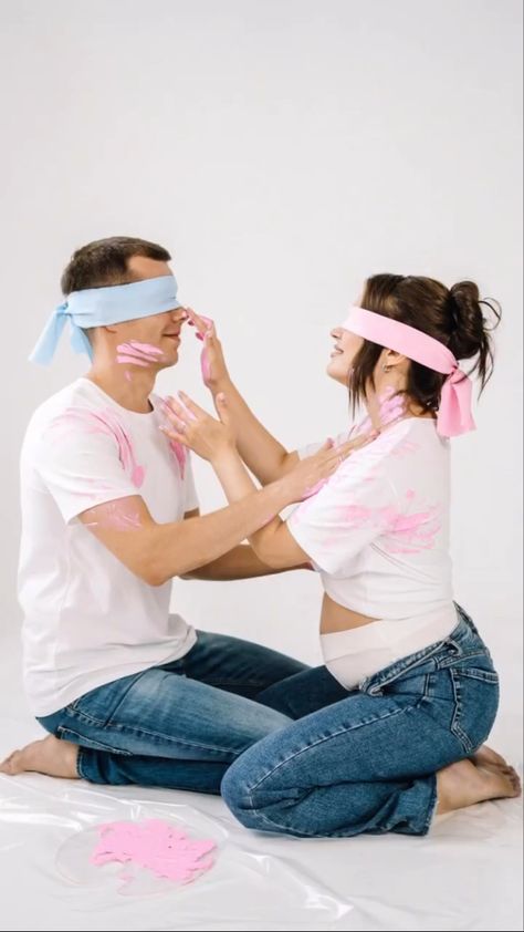 Gender Reveal Ideas Paint, Gender Reveal Ideas With Paint, Photoshoot Gender Reveal Ideas, Gender Reveal Shooting Ideas, Gender Reveal Paint Photoshoot, Studio Gender Reveal Photos, Gender Reveal Photo Shoot Ideas, Gender Reveal Studio Photoshoot, Gender Reveal Shoot