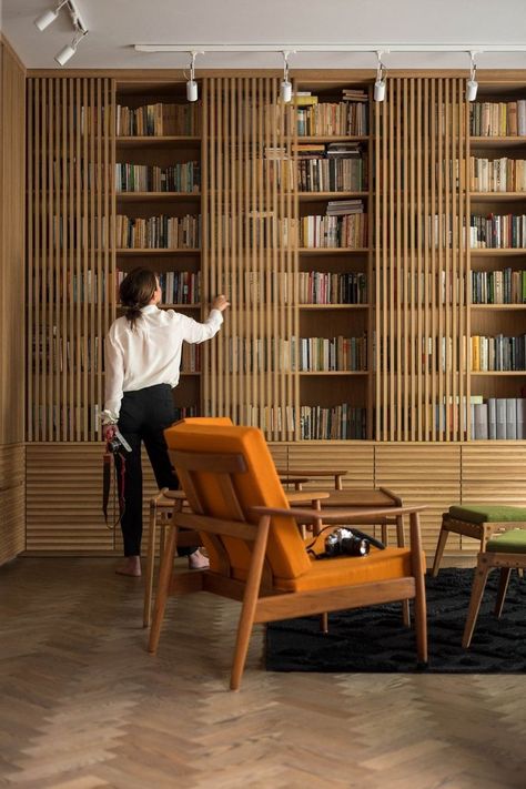 Minimalist Library, Stage Architecture, Bauhaus Interior, Unusual House, Modern Bauhaus, Casa Country, Home Library Design, Large Dining Room, Floor Lamp Design