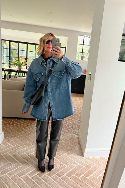 Demin Button Down Shirt Outfit, Oversized Demin Jacket Outfit Winter, Oversized Denim Shirt Street Style, Outfit With Denim Shirt Women, Oversized Demin Shirt Outfit, Denim T Shirt Outfit Women, Big Denim Shirt Outfit, Denim Shirt Outfit Women Winter, Denim Shirt Winter Outfit