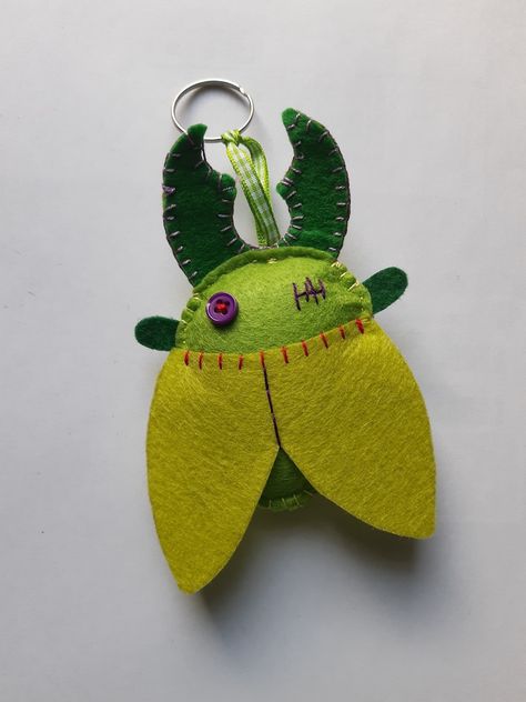 Beetle Key Ring Handmade Hand Stitched Key Chain Beetles Felt - Etsy Greece Felt Beetle Pattern, Felt Keychain Ideas, Felt Keychain Diy, Felt Beetle, Beetle Craft, Charm Party, Felt Keychain, Pouch Sewing, Diy Gift Set