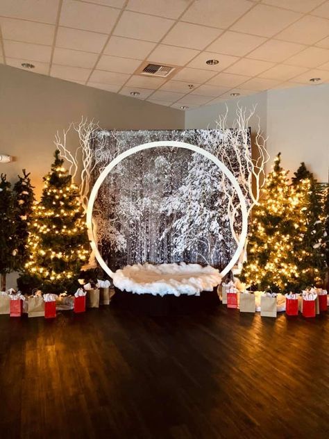 Christmas Photo Booth Ideas, Winter Wonderland Christmas Party, Photo Booth Ideas, Christmas Party Backdrop, Church Christmas Decorations, Photo Backdrop Christmas, Christmas Stage, Christmas Photo Booth, Christmas Church