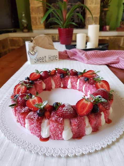 Lolly's Kitchen - JELLY CAKE - LAMINGTON WREATH 🍓🍰☕ Turn... Amazing Christmas Desserts, Christmas Meals, Xmas Desserts, Cake Platter, Jelly Cake, Dessert Cake Recipes, Christmas Lunch, Christmas Menu, Xmas Food