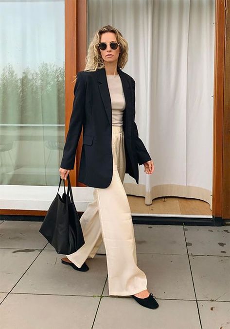 Long black blazer, wide-leg knit pants, ballet flats, tote Black Blazer Outfit, Black And White Outfit, Mode Casual, Outfit Look, Fashion Weeks, Blazer Outfits, 가을 패션, Looks Style, Black Blazer