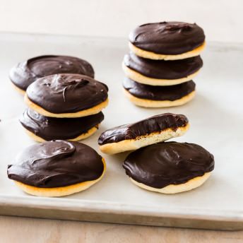 Bergers’s style cookies. Makes a lot of frosting, which is delicious on its own with pretzels. Fudge & ganache in one! Berger Cookies Recipe, Bergers Cookies, Berger Cookies, Everyday Cookies, Cooks Country Recipes, Gourmet Sweets, Donut Toppings, Caramel Chocolate Bar, Cookie Toppings