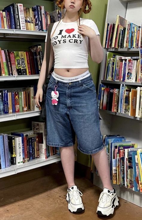 Baggy Short Jeans Outfit, Outfits With Baggy Shorts, Big Jorts Outfit, Baggy Shorts Outfits Women, Boy Shorts Outfit Women, Baggy Jorts Outfit Idea, Baggy Shorts Women, Jean Shorts Outfit, Jorts Outfit