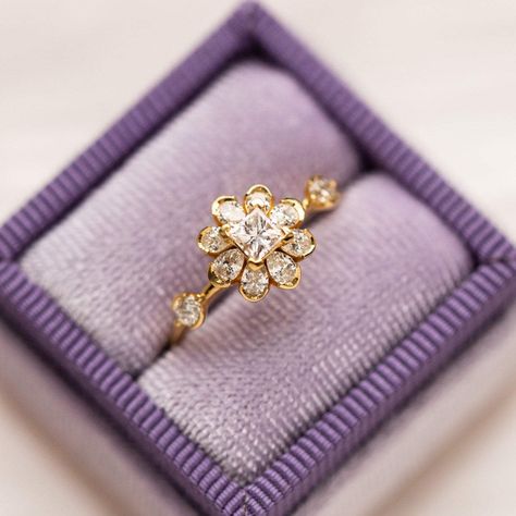 Cluster Engagement Ring Vintage, Flower Diamond Engagement Ring, Flower Engagement, Wedding Ring Styles, Local Eclectic, Floral Engagement Ring, Minimalist Engagement Ring, Flower Engagement Ring, Cz Rings Engagement