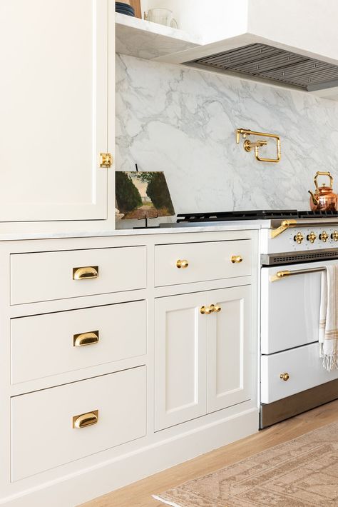 Studio Mcgee Kitchen Cabinet Colors, Studio Mcgee Countertops, Creamy Kitchen Cabinet Colors, Bm Creamy White Cabinets, Studio Mcgee Pantry, Bm Creamy White, Shea Mcgee Kitchen, Shea Mcgee Home, Mcgee Home Kitchen