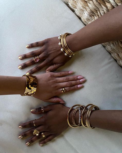 Jewelry Accessories Black Women, Black Women Gold Jewelry Aesthetic, Gold Bangles Black Women, African Gold Aesthetic, Earthy Gold Aesthetic, Gold Jewelry Dark Skin, Gold Aesthetic Black Woman, Gold Bangle Aesthetic, Black Women Jewelry Aesthetic