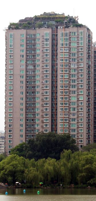 Bizarre Illegal Mountain Villa Built on Rooftop of Beijing Apartment Tower Beijing Apartment, Hutong Beijing, Apartment Tower, Chinese Mountains, Mountain Villa, Mountain Architecture, Strange Events, Interesting Photos, Residential Building