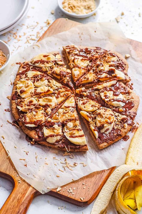 This banana pizza dessert is sweet, vegan, easy to make, and rich in chocolate and hazelnut flavors! Made with a creamy homemade Nutella, this pizza will become a favorite! Homemade Nutella Recipes, Nutella Pizza, Dessert Pizza Recipes, Pizza Dessert, Pizza Vegana, Sweet Pizza, Chocolate Pizza, Vegan Nutella, Artisan Pizza