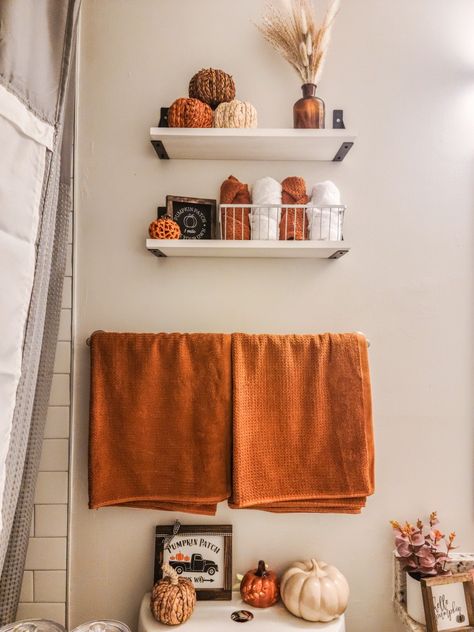 Fall bathroom decor, bathroom styling, fall home, bathroom shelf decor, fall styling, fall home decor, autumn bathroom, fall decor ideas Fall Bathroom Decor Ideas, Fall Apartment Decor, Fall Bathroom Decor, Fall Room Decor, Halloween Decor Diy, Fall Bedroom Decor, Fall Bathroom, Cozy Fall Decor, Easy Fall Decor