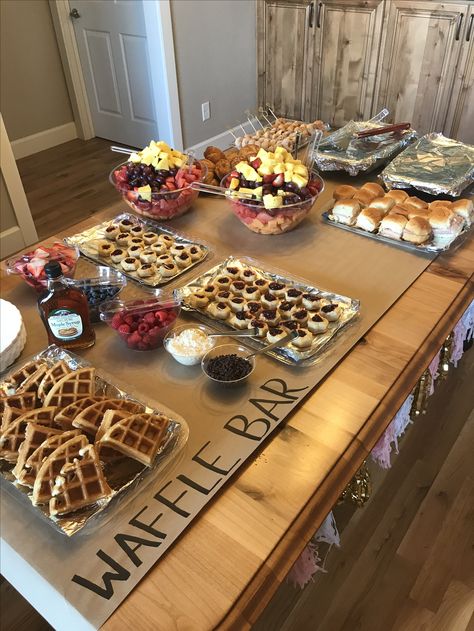 Brunch. Sweet 16 Party Ideas Brunch, Sweet 16 Breakfast Ideas, Sweet 16 Brunch Decorations, Midnight Brunch Party, Hoco Brunch Ideas, Hoco Morning Brunch, Pancake Bar Ideas Brunch Party, Hoco Breakfast, Sweet 16 Brunch Ideas