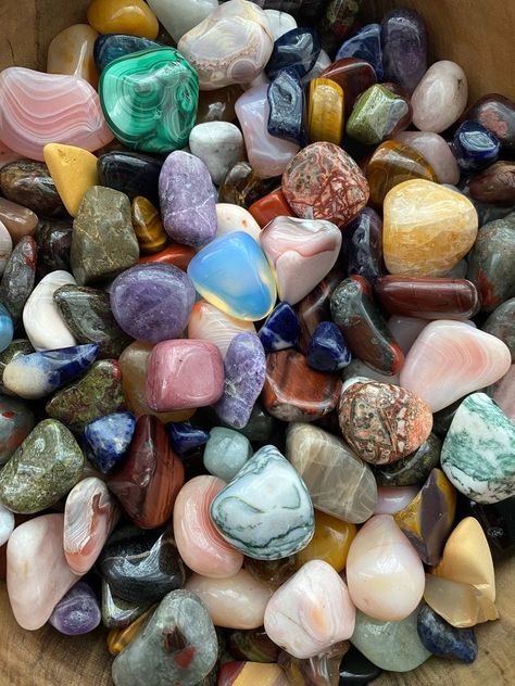 Witchy Knowledge, Tumble Stones, Crystal Vibes, Crystal Aesthetic, Pretty Rocks, Cool Rocks, Witchy Decor, Rock Collection, Green Witch