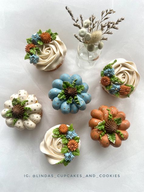 Fall Floral & Pumpkin Cupcakes Nature Inspired Cupcakes, Boho Pumpkin Cupcakes, Fall Leaf Cupcakes, Winter Floral Cupcakes, Fall Pumpkin Cupcakes, Pretty Fall Cupcakes, Woodland Cupcake Ideas, Fall Cupcakes Decoration Simple, Fall Themed Cupcake Ideas