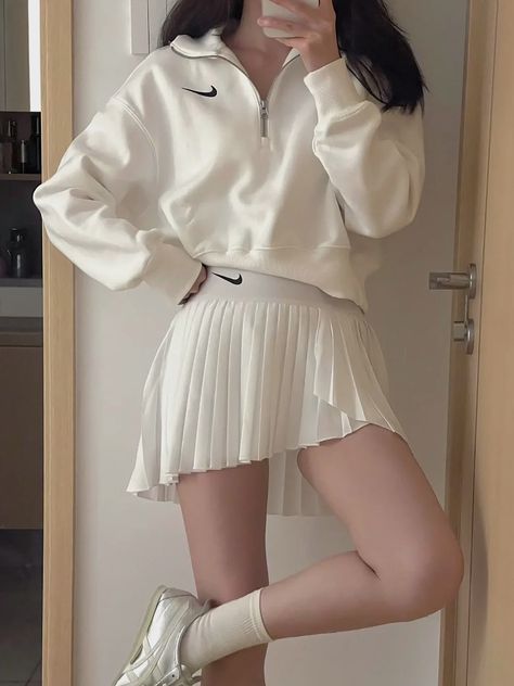 Tennis Cute Outfits, Tennis Girl Aesthetic Outfit, Korean Tennis Outfit, Workout Skirt Outfit Casual, Aesthetic Cheerleader Outfits, Vintage Sportswear Aesthetic, Tennis Core Outfits, Tennis Outfits Aesthetic, Aesthetic Sports Outfit