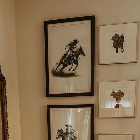 Brook | Western Fashion and Lifestyle Creator on Instagram: "Dining room flicks🤠🐴 🤎   Home decor is my second favorite thing right behind fashion.🤩 I am an avid facebook marketplace scrounger, a home goods gal; anywhere I can find some cute things for a bargain!🤪 If you need a push to check out your local fb marketplace: I bought my dining room table and chairs for $400; the table alone was originally $6,000.🤭😳💩   🏷️: home decor, western home, ranch house, western style, western decor.  #homedecor #westerndecor #westernstyle #ranchhouse" Vintage Ranch House Decor, Steakhouse Decor, Antique Western Decor, Western Chic Decor, Vintage Western Decor, Lifestyle Creator, Home Decor Western, Dining Room Table And Chairs, Montana House