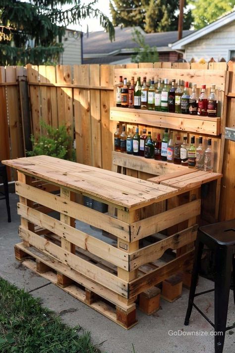 Pallets are often readily available for free or at a low cost, making them an affordable material for DIY projects like building a bar. Diy Breakfast Bar, Bar Made From Pallets, Tiki Bars Diy, Diy Garden Bar, Building A Bar, Backyard Garage, Pallet Bar Diy, Diy Outdoor Bar, Porch Bar