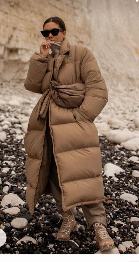 Fall Fashion Coats, Moda Paris, Long Puffer, Coat Outfits, 가을 패션, Winter Looks, Jacket Outfits, Jeans And Boots, Chic Style