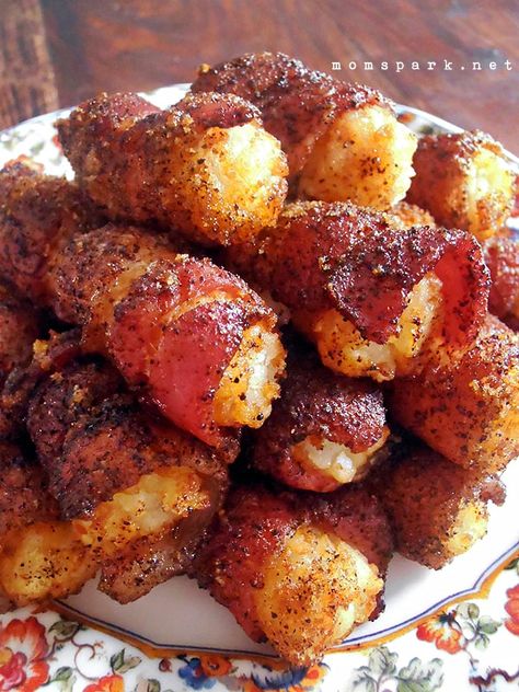 Breakfast And Brunch, Bacon Tater Tots, Tator Tot Recipe, Sweet Bacon, Tator Tots, Diner Recept, Savory Appetizer, Tater Tots, Think Food