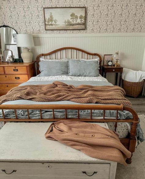 Vintage Bed Frame Ideas, Master Bedrooms Decor Vintage, Cottage Core Bed Frame, Wood Bed Frame Aesthetic, Honey Apartment, Bedroom Set Up Ideas, Vintage Rustic Bedroom, Blue Cottage Bedroom, Bedroom Bed Frame