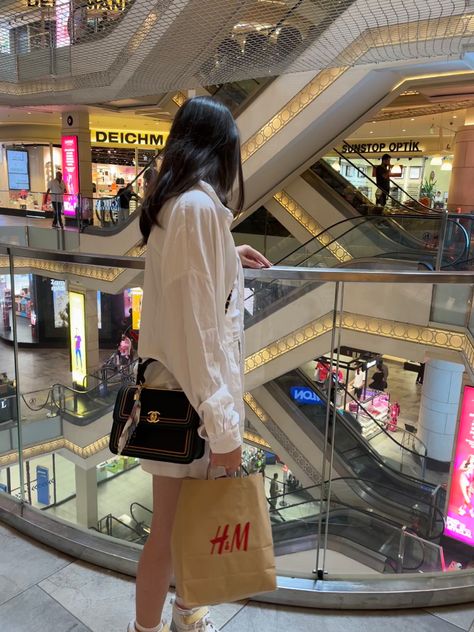 Korean Mall Outfit, Outfits To Go To The Mall, Shopping Girl Aesthetic, Mall Photoshoot Ideas, Cute Selfie Pics, Aesthetic Shopping Pictures, Fun Girl Aesthetic, Shopping Mall Photo Ideas, Shopping Mall Aesthetic