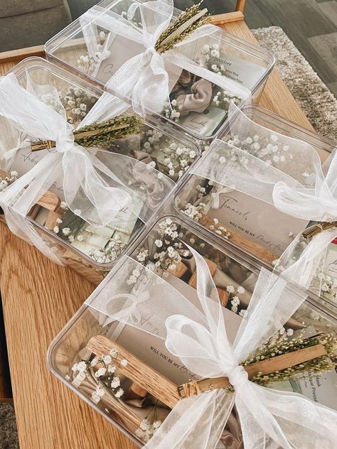 Bridal Party Gift Box Ideas, Brides Maids Gift Box Ideas, Bridesmaid Box With Ribbon, Bridal Party Bags Ideas, Non Bridesmaid Proposal, Acrylic Bridesmaid Boxes, Bridesmaid Box Inspiration, Gift Box Wedding Ideas, Bridesmaids Necklaces Gift