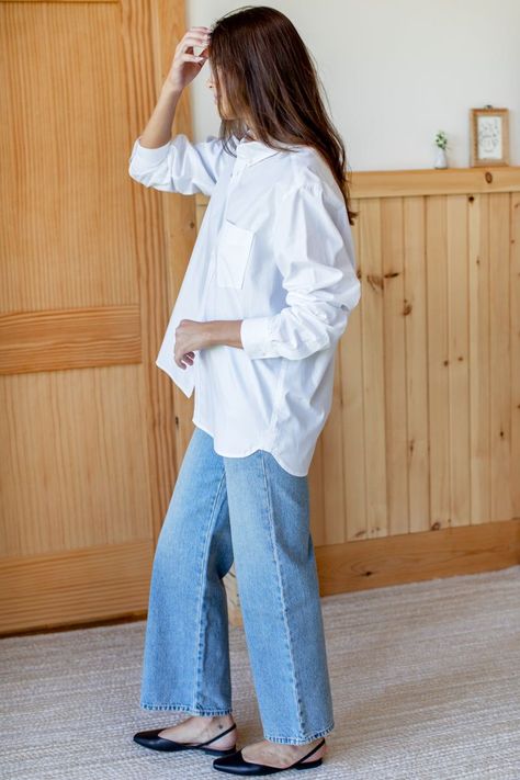 A white poplin shirt is a versatile piece that can be dressed up or down. It's perfect for a minimalist fall outfit, paired with jeans and boots or a skirt and sandals.  #fallfashion #minimalistfashion Outfit Ideas For White Shirt, Button Down Outfits For Women, Oversized Shirtoutfit, How To Cuff Shirt Sleeves, White Shirt Outfits For Women, White Button Down Oversized, Sweatpants And Button Up Shirt, White Shirt And Denim Outfit, Fitted Button Down Shirt Outfit