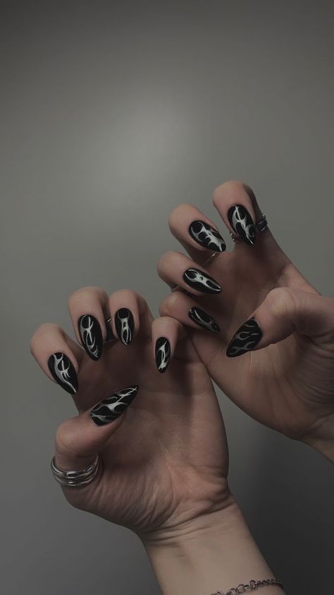 Silver Black Nails Acrylic, Nails Black Metallic, Black Nails Silver Chrome, Almond Nails Black And Silver, Black Silver Almond Nails, Chrome Black Nails Designs, Black Nails Chrome Design, Black With Silver Chrome Nails, Black And Silver Metallic Nails