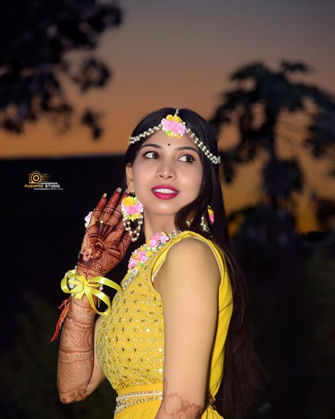 Haldi Ceremony Shoot, Haldi Ceremony Stills, Haldi Poses Gril, Haldi Poj Girl, Haldi Outdoor Photoshoot, Girl Haldi Ceremony, Haldi Single Poses, Haldi Ceremony Photos, Haldi Poses For Bride Simple