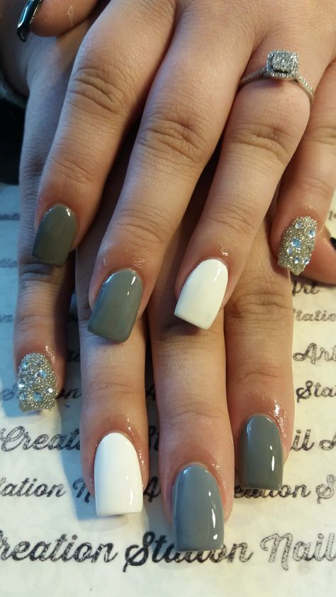 No Chip Manicure Ideas Short Nails, Fall No Chip Nail Colors, Gel Powder Nails Dips, Green And Cream Nails, Gel Nail Polish At Home, Green Fall Nails, Fall Nails 2023, Nail Art Designs At Home, Easy Nail Art Designs