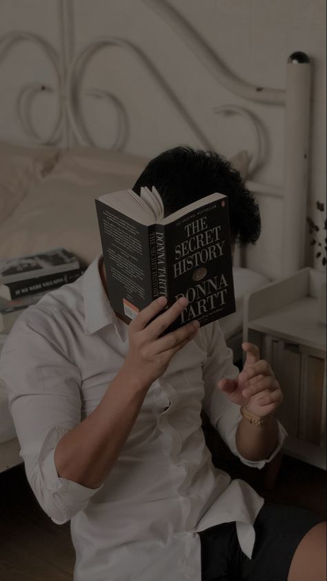 Reading The Secret History, Books To Read In Your 20s, Gentleman Aesthetic, Your 20s, Insta Profile Pic, Aesthetic Boy, Best Poses For Men, Good Poses, Dark Academia Aesthetic