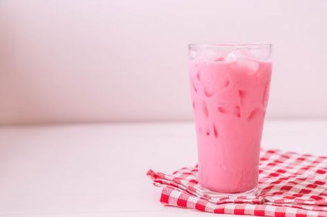 Delicious Strawberry Smoothie, Fruit Ice Cream, Pink Fruit, Pink Cocktails, Raspberry Smoothie, Fruit Ice, Pink Milk, Pink Cups, Strawberry Milkshake