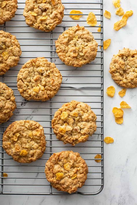 Cornflake Cookies are chewy cookies packed with coconut, chopped pecans, and crunchy cornflakes. They’re the perfect balance of crispy and chewy. You can’t eat just one! Cookies With Cornflakes In Them, Cereal Cookies Recipes, Cornflake Recipes, Cornflake Cookies Recipe, Cornflake Cookies, Cookies Chewy, Cereal Cookies, Resepi Biskut, Frozen Cookie Dough