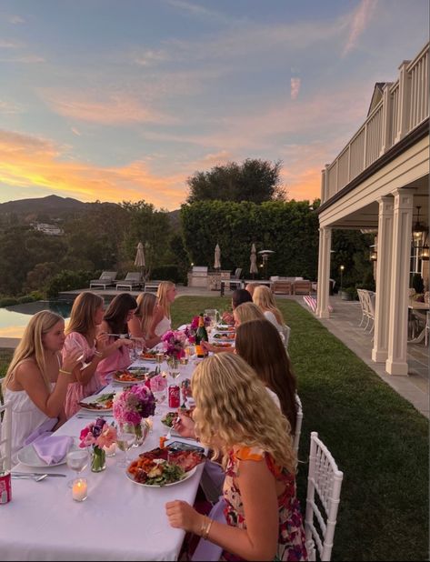 Sommer Mad, Birthday Dinner Party, Shotting Photo, 19th Birthday, Foto Tips, Long Table, Dream Lifestyle, Birthday Dinners, Summer Bucket Lists