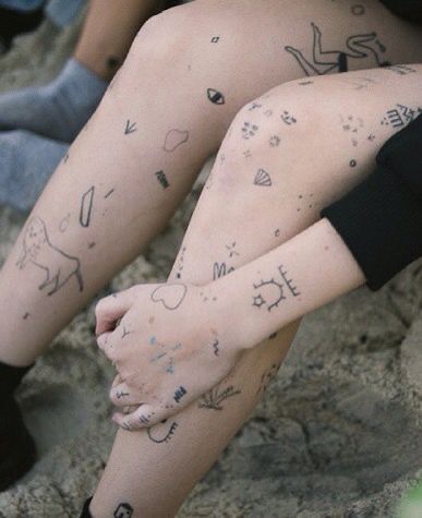 Fotografia Grunge, Body Doodles, Tattoos Color, Stick Poke Tattoo, Grunge Tattoo, Tattoo Aesthetic, Stick N Poke, Handpoke Tattoo, Stick N Poke Tattoo