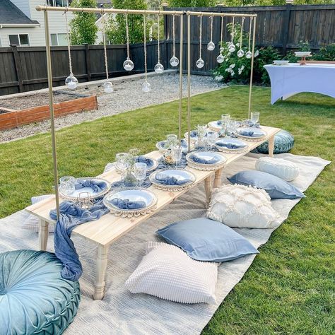 Beach Picnic Party, Picnic Themed Parties, Picnic Party Decorations, Cozy Seating Area, Luxury Picnics, Blue Picnic, Blue Party Decorations, Backyard Birthday Parties, Picnic Birthday Party