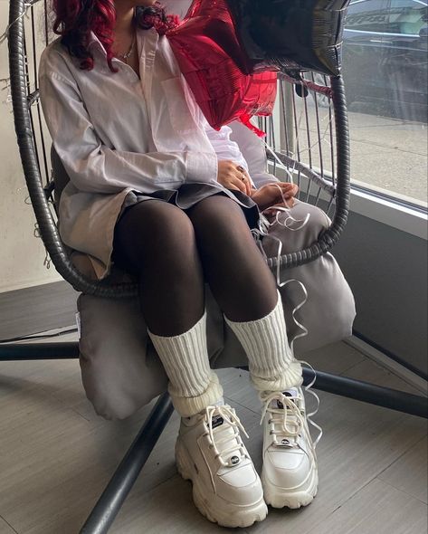 Puffy Shoes Outfit, Buffalo Platform Sneakers Outfit, Chunky Filas Outfits, Styling Buffalo Shoes, Buffalo White Shoes, White Platforms Outfit, Chunky Platform Sneakers Outfit, Chunky Platform Shoes Outfit, All White Alt Outfit