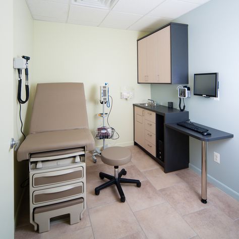 InstaMedCare examination room is bright, crisp, and well equipped Clinic Room Design, Doctor Consulting Room, Doctors Cabin, Doctors Room, Medical Office Furniture, Examination Room, Doctor Office Design, Consulting Room, Medical Furniture