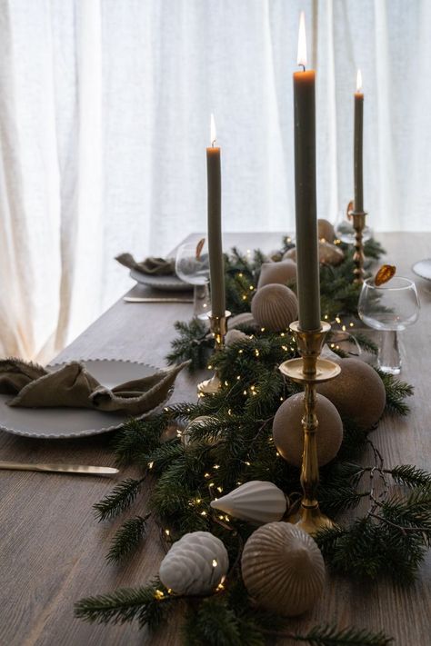 Ideas Decoracion Navidad, Christmas Table Setting, Neutral Christmas Decor, Christmas Dinner Table, Christmas Table Centerpieces, Christmas Decor Inspiration, Christmas Interiors, Christmas Tree Inspiration, Christmas Table Settings