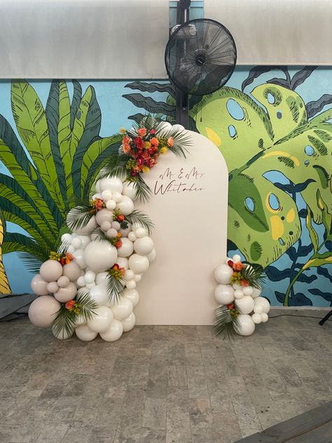 Tropical wedding inspo // fun wedding // balloon garland with flowers // neutral balloon garland // tropical balloon garland Balloon Garland With Palm Leaves, Tropical Wedding Balloon Arch, Havana Nights Balloon Garland, Tropical Balloon Backdrop, Havana Nights Backdrop, Tropical Balloon Decorations, Anniversaire Theme Tropical, Neutral Tropical Wedding, Balloon Arch With Flowers